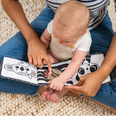 كتاب ديكور ذو وجهين باللونين الأبيض والأسود من Tiny Love