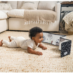 كتاب ديكور ذو وجهين باللونين الأبيض والأسود من Tiny Love