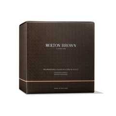 شمعة مولتون براون الفاخرة المعطرة بثلاث فتائل برائحة العود الساحرة والذهب، وزنها 600 غرام