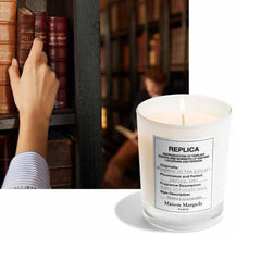 شمعة معطرة من ميزون مارجيلا، نسخة طبق الأصل من شمعة "همسات في المكتبة".