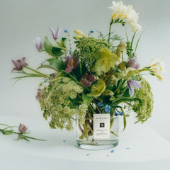 شمعة منزلية محدودة الإصدار من جو مالون لندن برائحة الكمثرى الإنجليزية والفريزيا